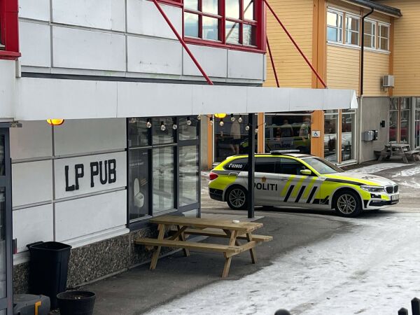 Derfor sto det politibiler utenfor puben på en mandag