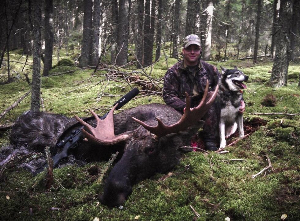 Jon Steinar Vangen er et kjent navn for mange som har en interesse for jakt. Han skal holde et foredrag i Nærøy kulturhus på fredag. Her med hunden sin Casper og en nyfelt elg.