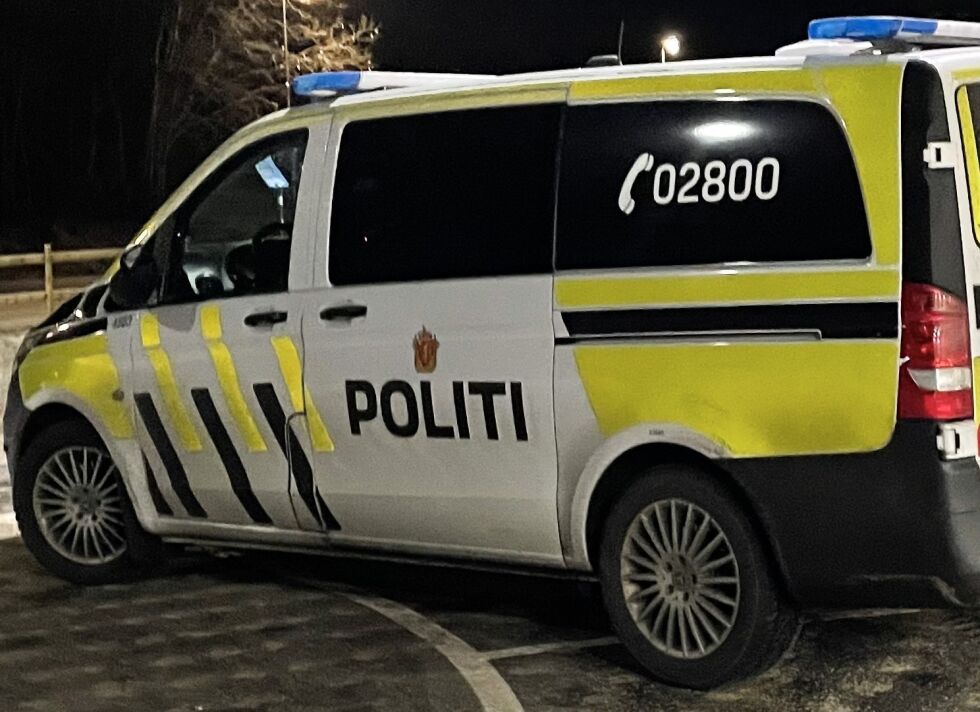 Politiet, med støtte av bombegruppa, har ransaket en privat adresse i Nærøysund. Adressen tilhører en mann som er siktet for ulovlig oppbevaring av sprengstoff.