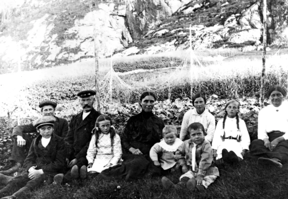 Foran fra venstre: Arne Oddmund Øren, Ragna Karlotte Øren Sørstrand, Knut Øren, Einar Øren. Bak fra venstre: Ottar Øren, Lars Oluf Olsen, Alma Elisabeth Øren og Marie Kaspara Øren Eidshaug, ukjent, ukjent. Fotografert på Korsnesøren i Nærøy.
 Foto: Kystmuseet i Nord-Trøndelag