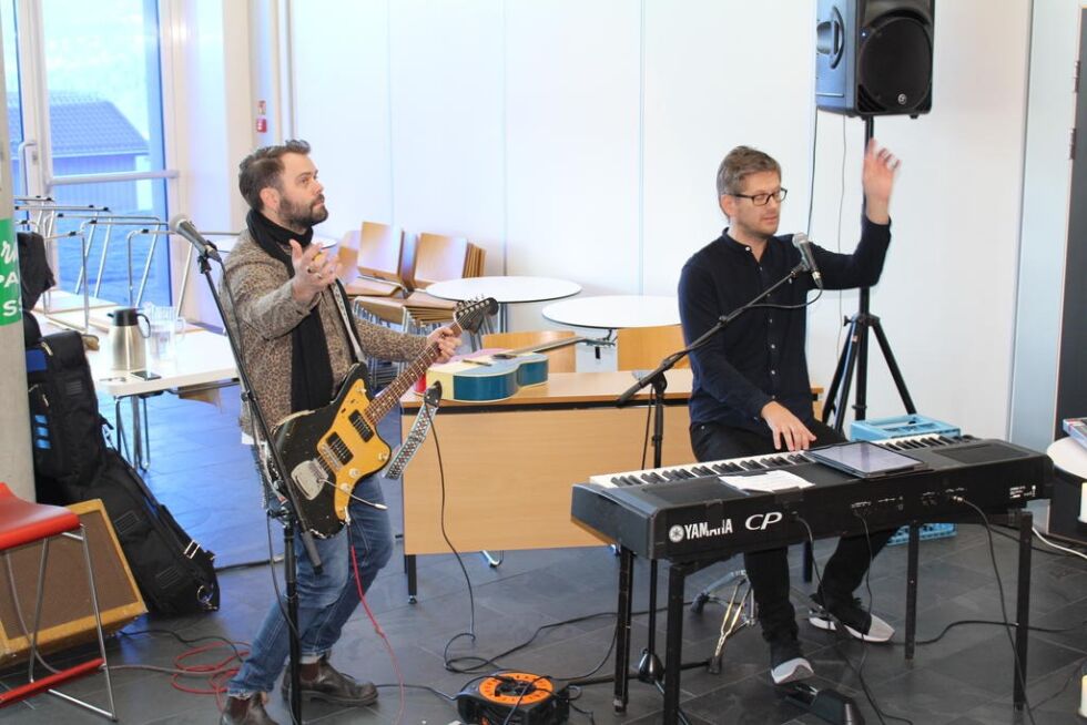 Musikerne Daniel Viken og Thomas Brøndbo holdt konsert ved NUS, og underveis inviterte de elevene til å bidra på refrengene.
 Foto: Hild Dagslott