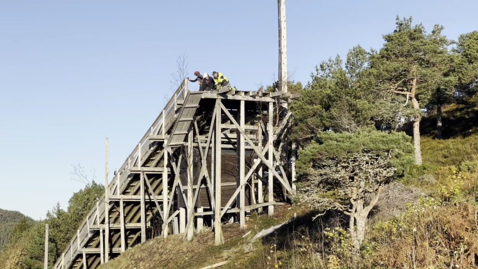 Det gamle tårnet på hoppbakken ble i dag startet demontert bit for bit.
 Foto: Knut Sandersen