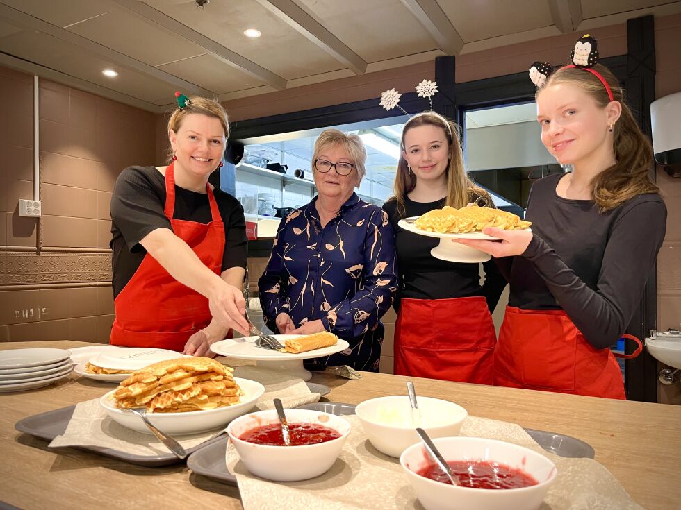 Kine Westvik, Anita Westvik, Mina Westvik Aune og Ane Haugan Holberg sørget for vaffelkos for de som kom på Åpen Sentercafé lørdag.
 Foto: Jon Audun Haukø