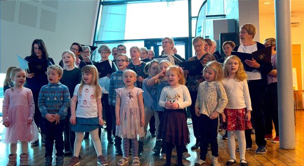 Songlaget Njård og Hallarheim Barnegospel lokket til fullsatt korcafè