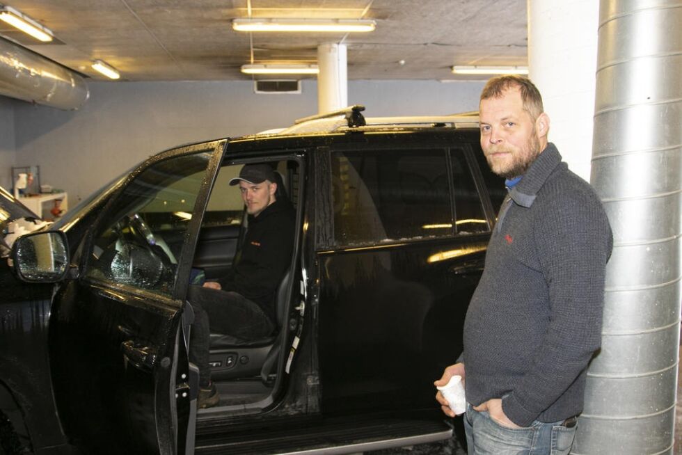 Fredrik Skillingsaas hjelper Kjell Vegar Furuset med tune inn bilen slik at det går bedre og rimeligere.