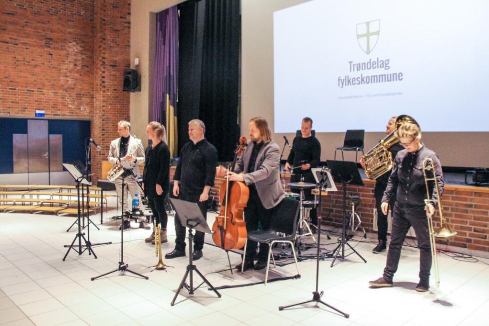 Fylkesmusikerne hadde urpremiere på låta "Into the Diafon" som er spesialskrevet for Diafon.