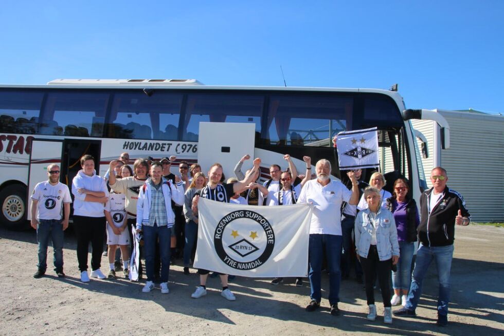 Nesten halvparten av supporterne fra Ytre Namdal dro i felles buss til Lerkendal på søndag morgen.