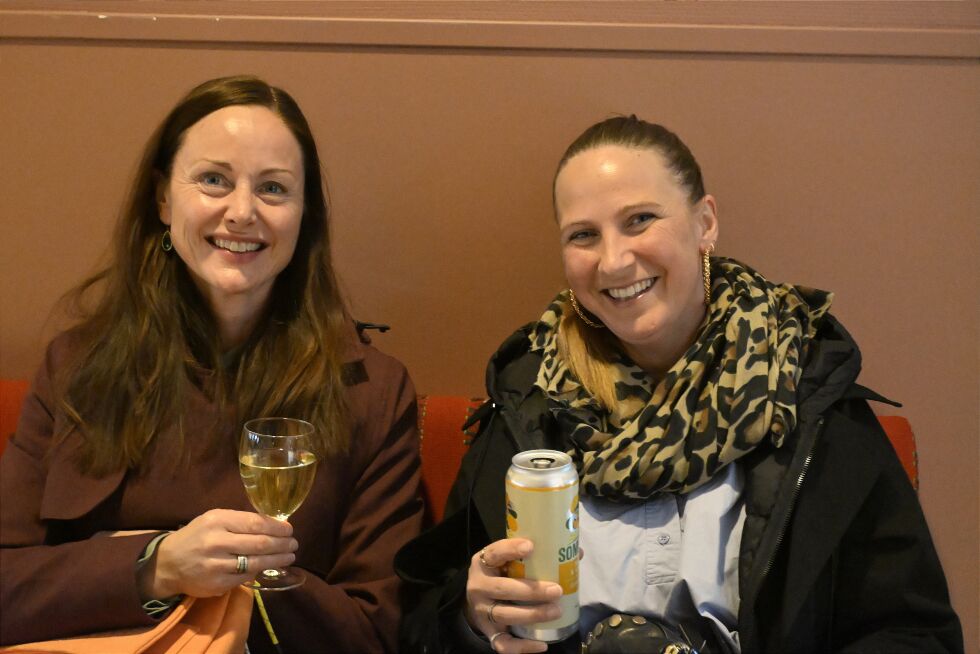 Frøydis Hansvik og Monika Hansvik satte pris på en hyggelig anledning til å gjøre noe annerledes på en helt vanlig onsdag.
 Foto: Renate Rosenvinge
