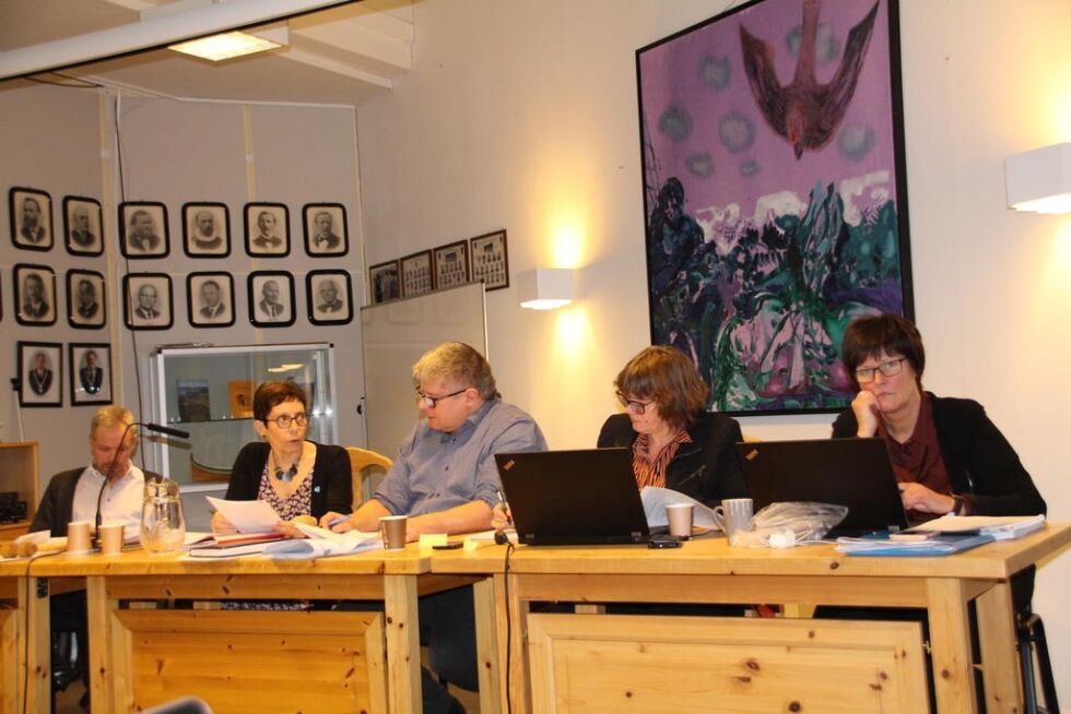 Varaordfører Tor-Arne Aune, ordfører Britt Helstad, rådmann Knut Toresen, økonomisjef Wenche Næsvold og utvalgssekretær Astri Busch hadde kontroll på alle innspill fra politikerne i forbindelse med busjett og økonomiplan.