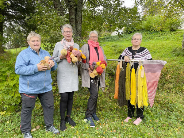 Fargerike damer eksperimenterer med plantefarging og tradisjoner