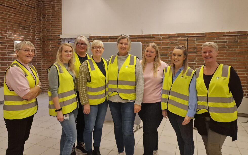 Dette blide teamet er klar for å vaksinere deg. De består av (fra venstre): Torhild Helmersen Finseth, Marianne Bredesen, Annette Bjørkedal, Heidi Klingen Lauten, Grete Johansen, Eline Paulsen, Lena Dekkerhus og Anneli von Ibenfeldt.
 Foto: Frank Jenssen.