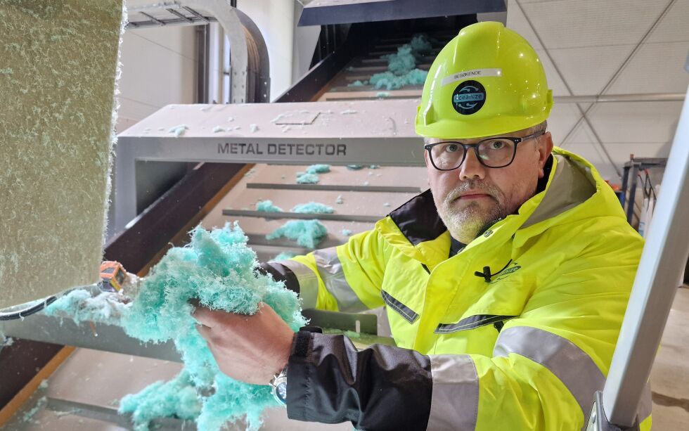 Daglig leder i Oceanize, Dagfinn Hammer viser rundt på anlegget. Midt i prosessen er det blitt en slags mos som skal videreforedles til granuler.
 Foto: Frank Jenssen.