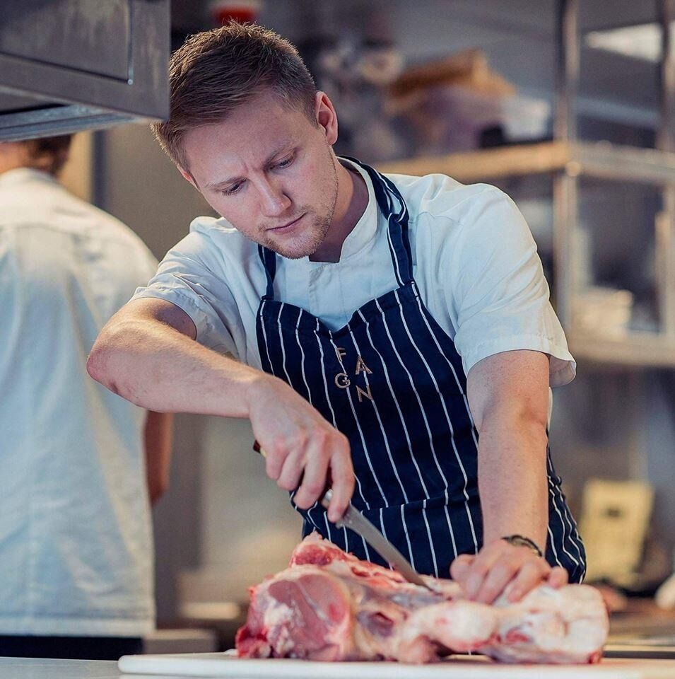 Sondre Bråtteng Tømmervik fra Kolvereid er lærling på restauranten Fagn i Trondheim som nylig fikk en Michelin-stjerne.
 FOTO: Privat
