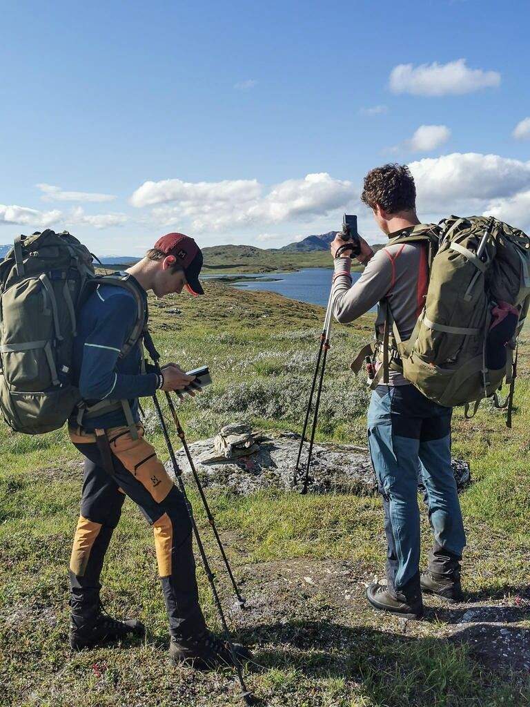 Et stort høydepunkt når de oppdager at det er mobildekning.
 Foto: privat