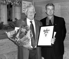 Edgar Bøkestad mottok Bindal kommunes kulturpris i 2007 for sitt store engasjement for lokalhistorie. Hederen ble delt ut av ordfører Per- Andre Johansen.