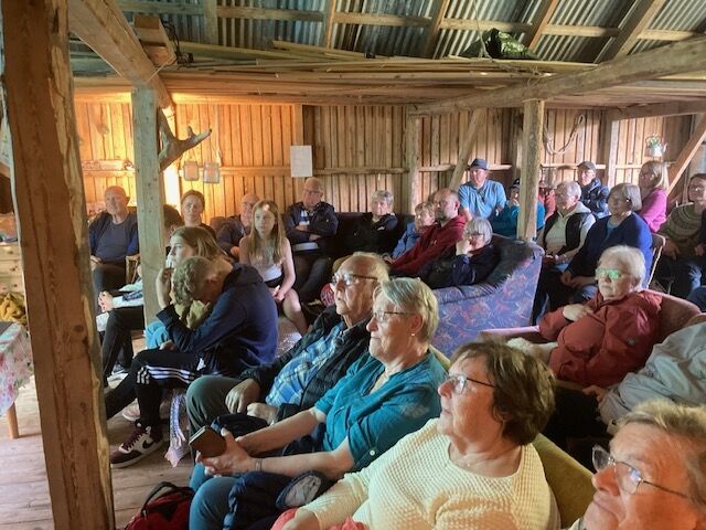 Stort oppmøte under historiekvelden på Finnestranda.
 Foto: Sturla Nordbøe