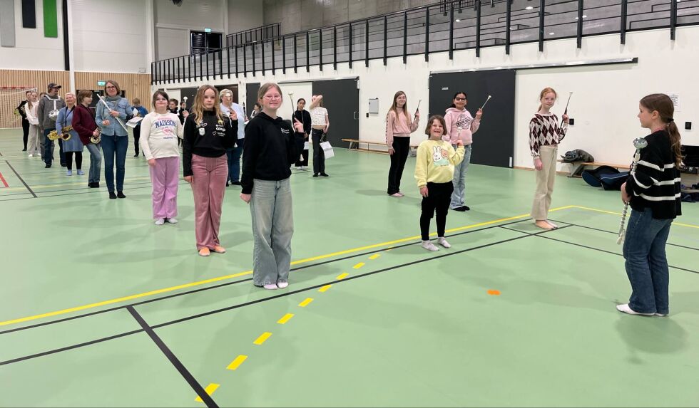Kolvereid skolekorps og Kolvereid hornmusikklag hadde mandag felles marsjøving før 17.mai.
