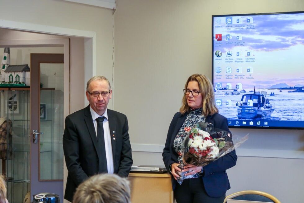 Ordfører Per Helge Johansen fikk både blomster og gode avskjedsord fra rådmann Solveig Slyngstad.