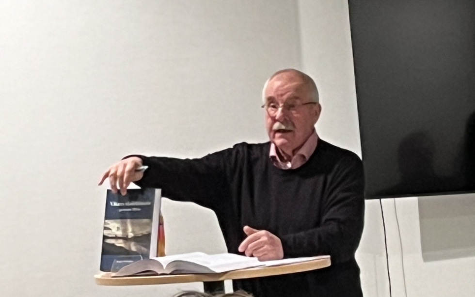 Roger Walaunet har samlet samlet hele skolehistorien til Vikna i ei bok.
 Foto: Kine Westvik