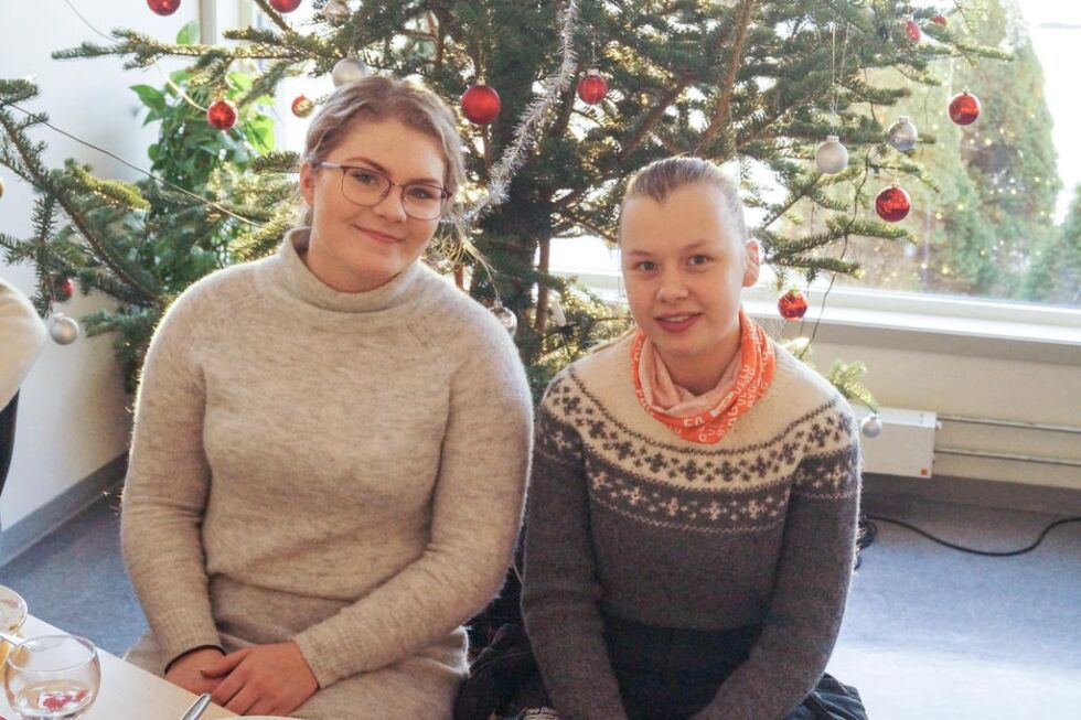 Nestleder Thea-Nadin Åsaunet og sekretær Sirl Jensen i elevrådet mener julelunsjen er en fin tradisjon.