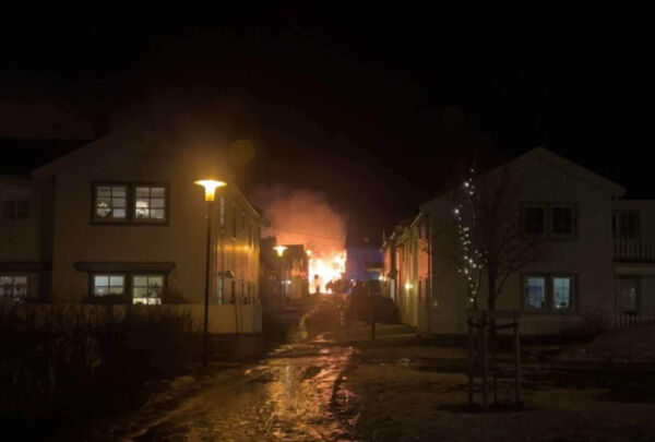 Det brenner i eldre trebygning i Rørvik