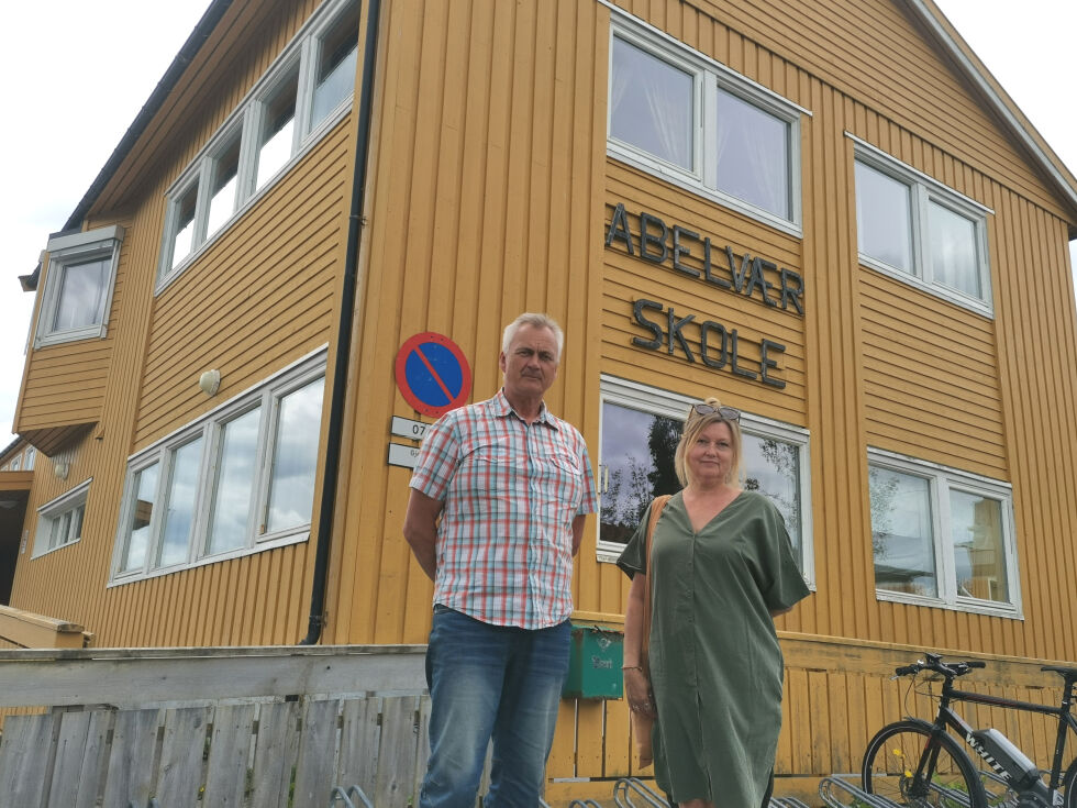 Bjørnar Brøndbo og Laila Taraldsen er spente på hva den gamle skolen på Abelvær kan brukes til.
 Foto: Malika Normann