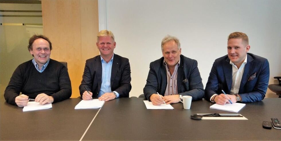 Foto: Signering av avtale i Trondheim 9. desember 2019: Fra venstre administrerende direktør Harry Bøe og styreleder Roger Granheim i NTS ASA og eiere i Gåsø Næringsutvikling AS, Helge Gåsø og Anders Gåsø.
 Foto: Torkil Marsdal Hanssen/PKOM