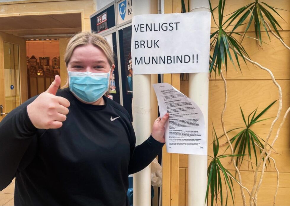 Sunniva Bondø-Valø forlater samfunnshuset på Rørvik med en godkjent vaksine, og godt humør.