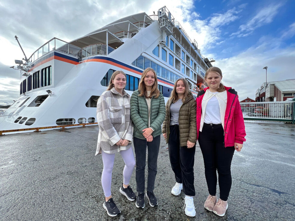 Renate Dille, Synne Karlsen, Amalie Ramfjord og Pauline Lysberg fikk møte turister fra dette tyske cruiseskipet sist helg.
 Foto: Lillian Lyngstad