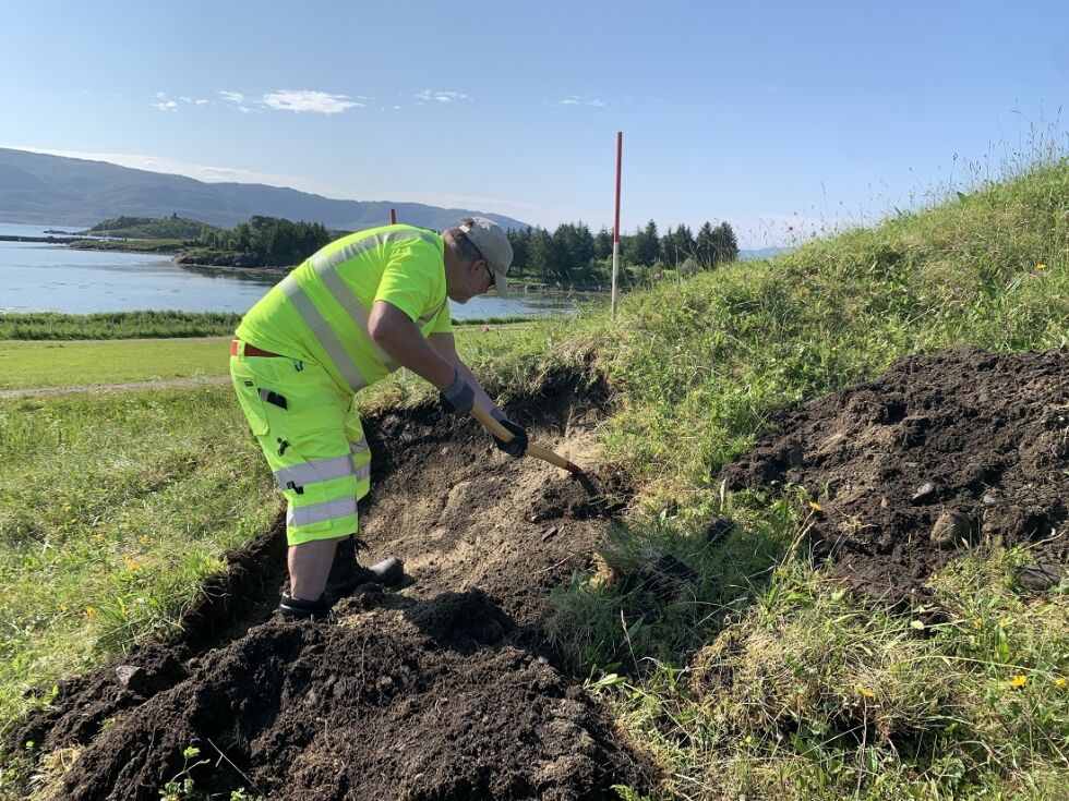 Arkeolog Lars Forseth graver i Herlaugshaugen.
 Foto: Geir Grønnesby, NTNU Vitenskapsmuseet