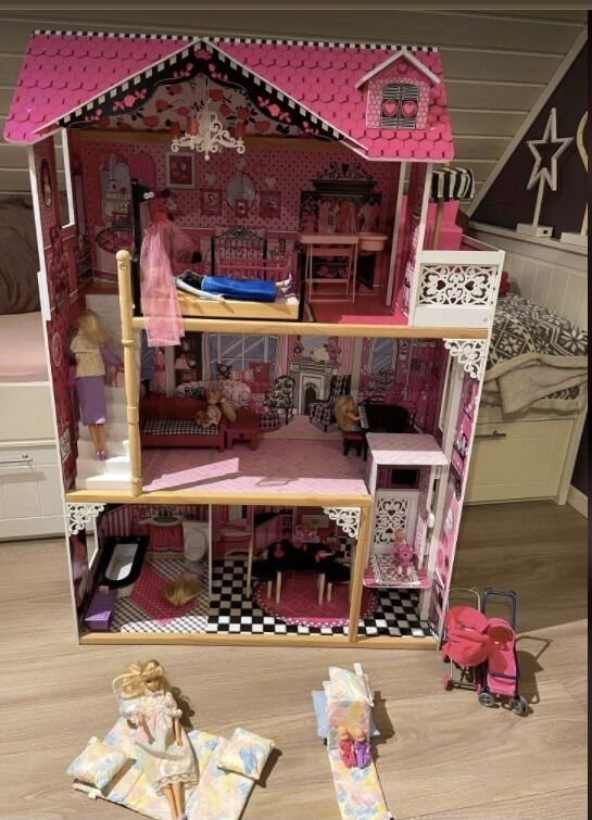 Det store dukkehuset som gis bort, med alt inventaret, og dukker.
 Foto: privat