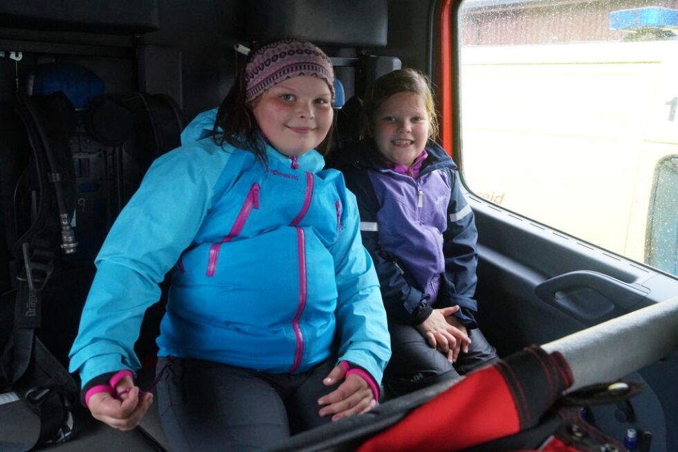 Tora Beate Paulsen Aune (9) og Tina Amalie Paulsen Aune (7) på tur i brannbilen.