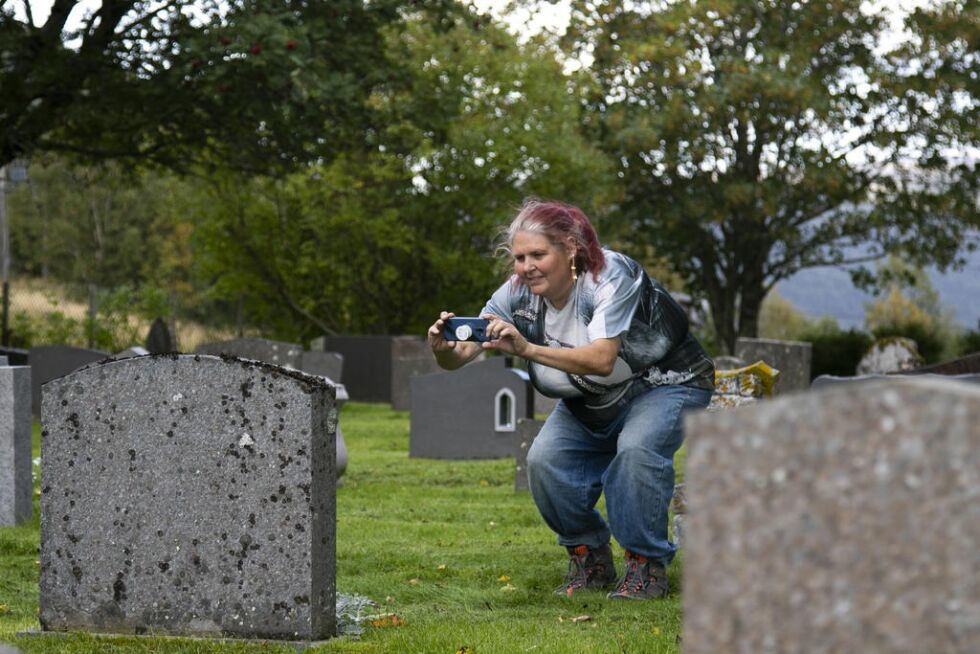 En ny sten blir avfotografert og bildet legges siden inn i gravminneregisteret. Dermed er graven søkbar i mange år fremover.