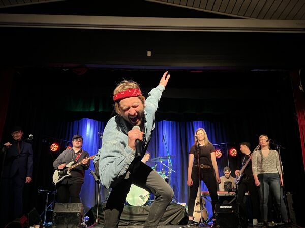 Lars og gjengen fikk vekket sambygdingene