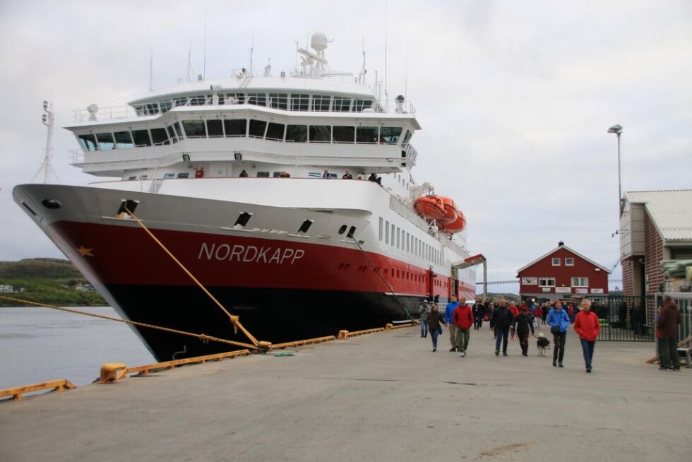Turistsesongen er i full gang for hurtigrutene, og de som var innom Rørvik på mandag fikk musikalsk følge under besøket.