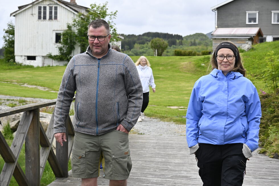 Ordfører Svein Pettersen og folkehelsekoordinator Beate Johansen i front for stafetten.
 Foto: Lillian Lyngstad