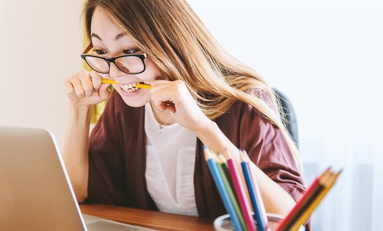 Kommuner og bedrifter som ansetter ungdom i sommerjobb kan nå søke støtte til å lønne de.
 FOTO: jeshoots.com /unsplash.com