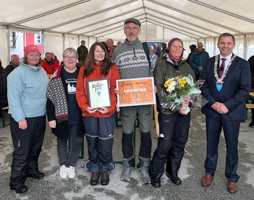 Bindal kystlag er tildelt Bindal kommunes kulturpris for 2025. Fra venstre Kristine Kjeldsand, Aud Olsen, Hege Skoglund, Svein Kolsvik og Eva Otervik Vatnan. Ordfører Frode Næsvold til høyre.
 Foto: Jens Christian Berg