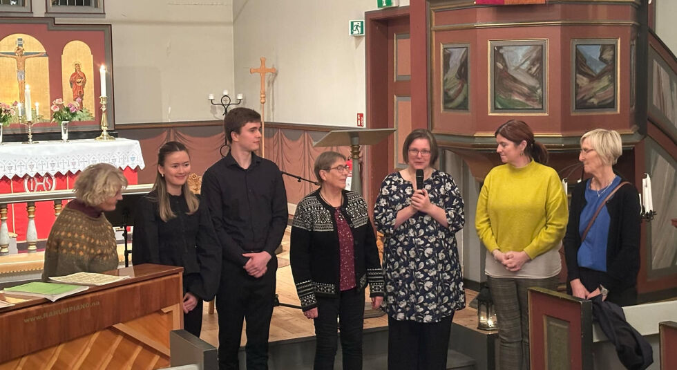 Kari Hestad (NærøysundKommune),  Oda Urdshals,  Nikolai Skeie,  Elna Ramfjord,, Tove Lillian Skjønsberg, Kine Camilla Govasli (Nærøy Menighetsråd) og Elin Holten (Skjolden sanitetsforening)
 Foto: privat