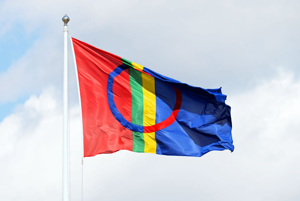 Sirkelen i flagget symboliserer sola og månen. Den røde, blå og gule bakgrunnen er definert som de samiske farger som er de vanligste fargene i de samiske folkedraktene.