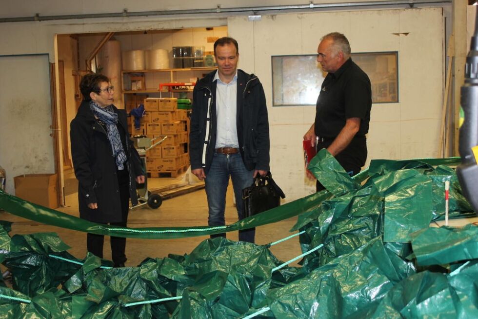 Sveinung Kristiansen hos NorseAgua (t.h.) informerte Thomas Norvoll om produksjon og planer. Ordfører Britt Helstad (t.h.)