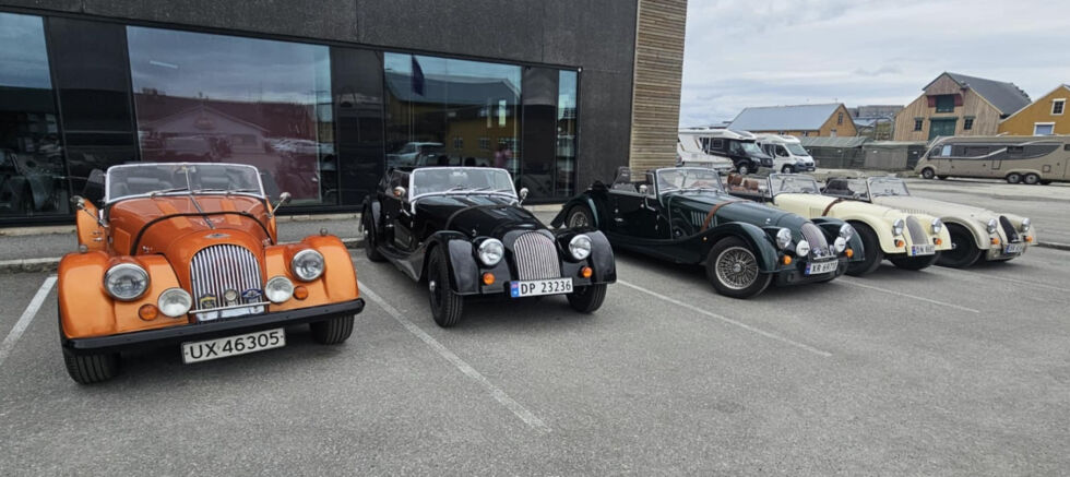 Et sjeldent syn i Rørvik - en rekke av Morgan-biler.
 Foto: Privat