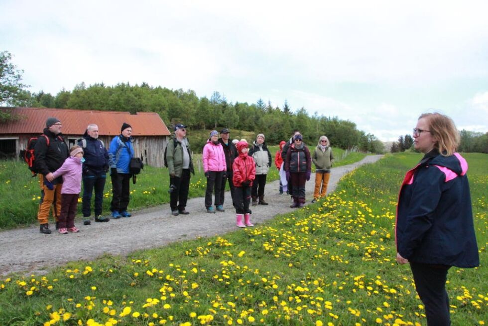 Camilla Vågan skal guide turister og andre rundt på Nærøya tre søndager i sommer. Bildet er fra en tidligere anledning.