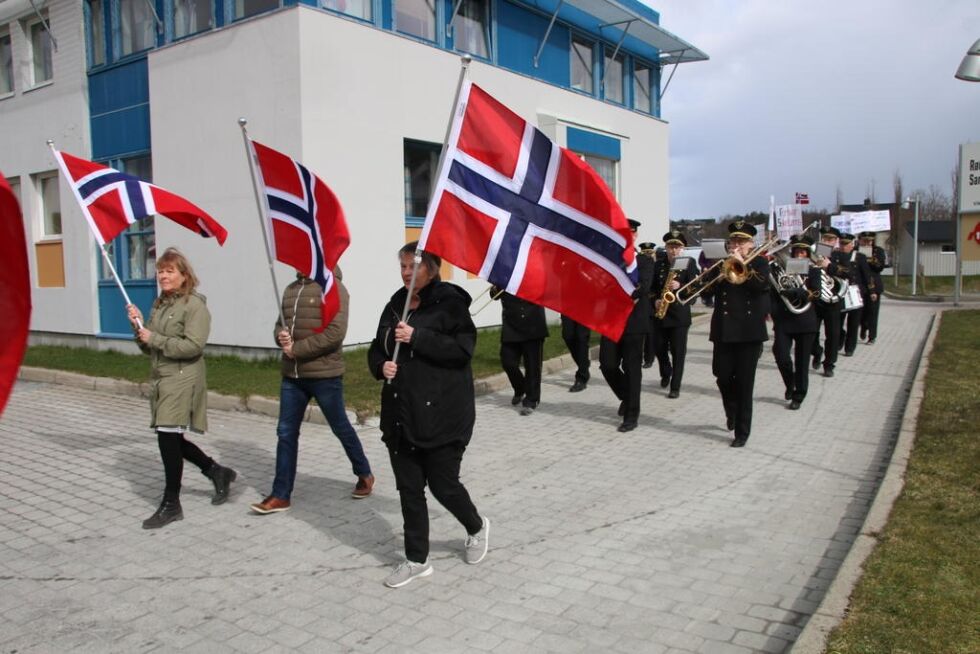 Det blir ikke noe 1. mai-tog gjennom Rørviks gater i år, men ellers så lover Bjørg Storheil (til høyre med flagg) at det blir en tradisjonell 1. mai-markering når det blir et felles arrangement for hele Ytre Namdal i Fjellvang i Ottersøy.