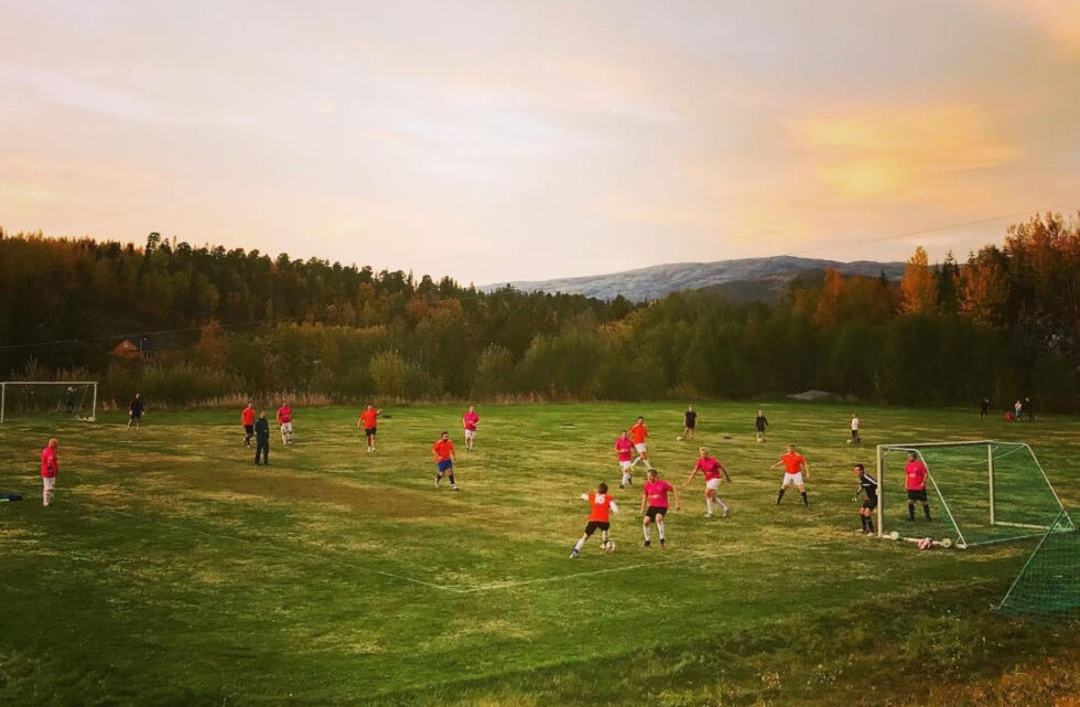 Lagene var for opptatte med å spille fotball, så det ble ikke knipset bilde av den siste kampen, men her er et bilde fra 2021 av samme lagene.
 Foto: Privat