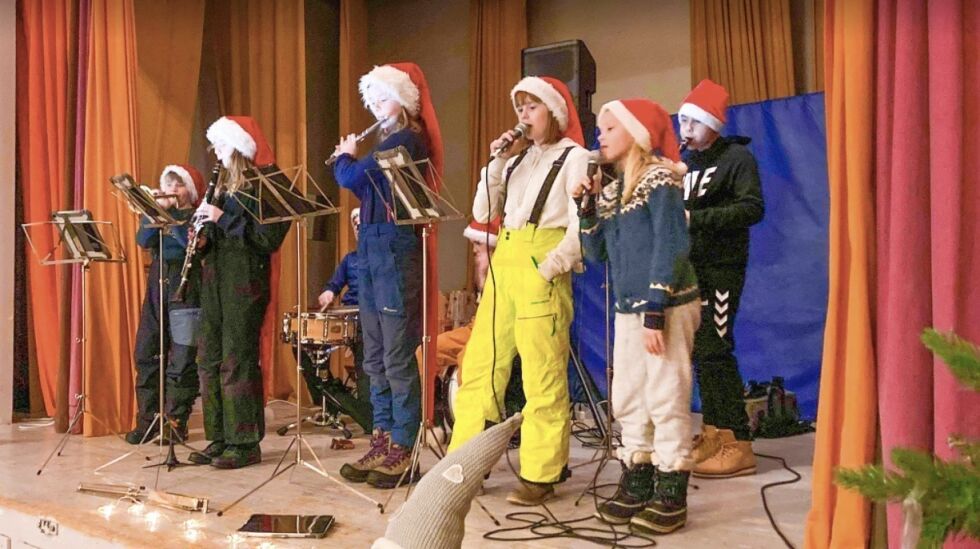 Nissekorpset spilte opp til god julestemning i grendehuset.
 Foto: Bjørg Karine Nygård