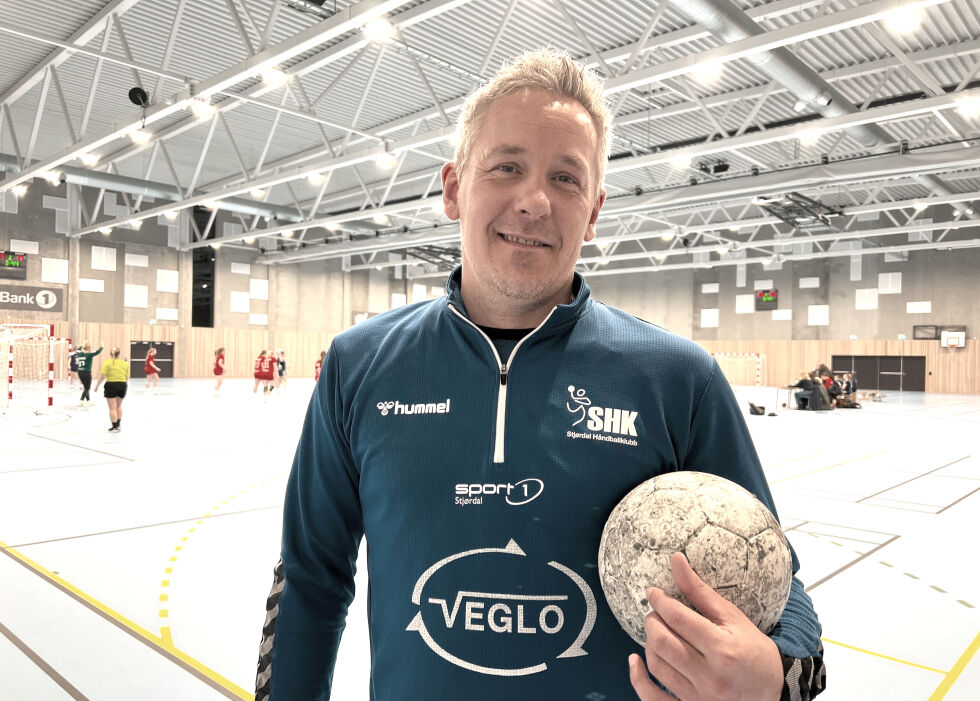 Kent Jøran Thomassen var tilbake på håndballbanen i Rørvik, men i blå trøye denne gangen.
 Foto: Lillian Lyngstad