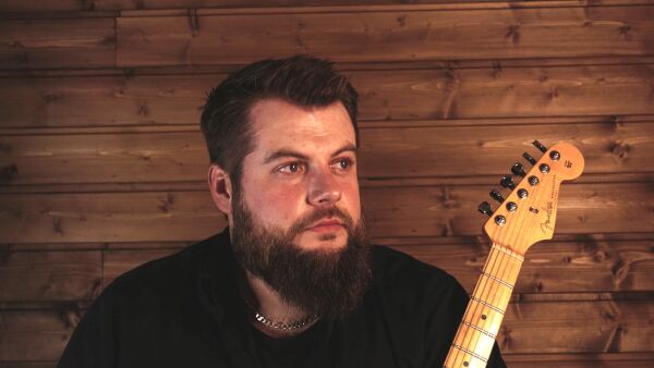 Klar med ny låt: – Det er viktig for meg å mene det jeg synger om.
