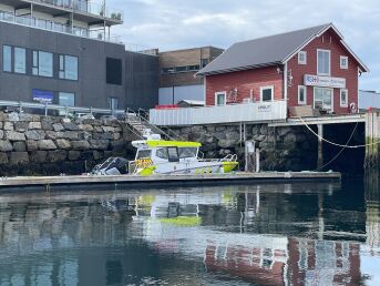 Politiet følger med på sjøen