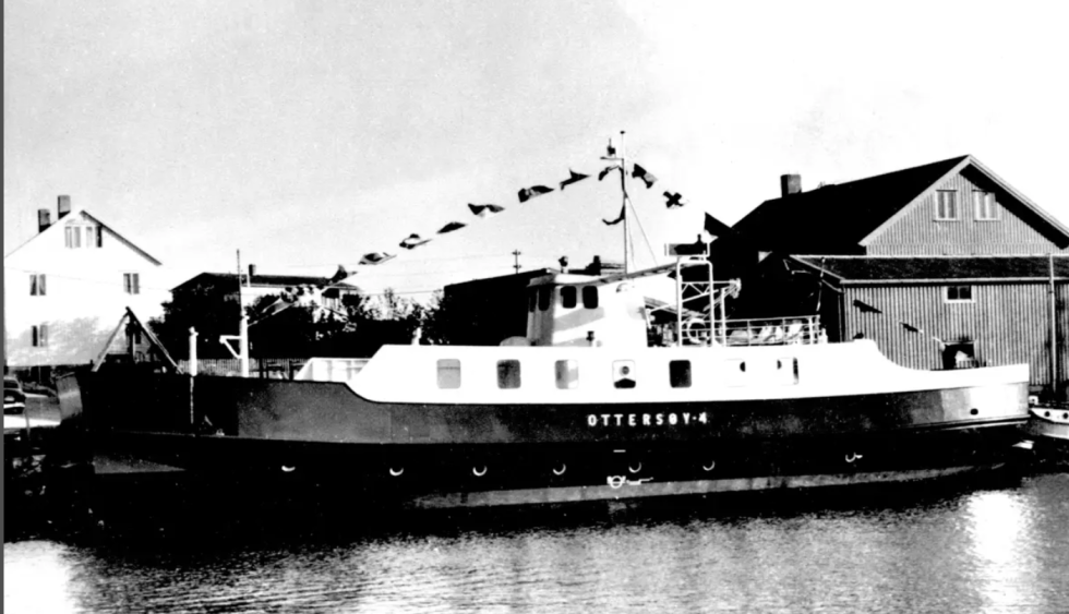 Ferja "Ottersøy 4" til kai en gang mellom 1970 og 1980.
 Foto: Kystmuseet i Nord-Trøndelag